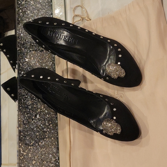 Alexander McQueen Skull Embellished Pump in Black Suede